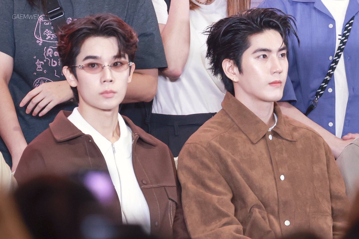 etikami's tweet photo. Kenapa gw liat mereka kek capek banget? :(
Sehat sehat ya kesayangku 💙💜 https://t.co/o4oOwvqISd