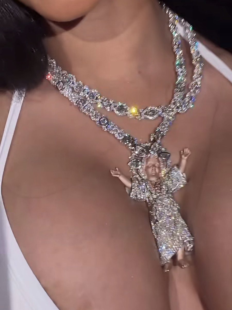 BullBardi's tweet photo. Cardi B tonight showing off her new set of Ice that she purchased in celebration of her FOURTH diamond record! 💎 https://t.co/1mPrO1Ib8w
