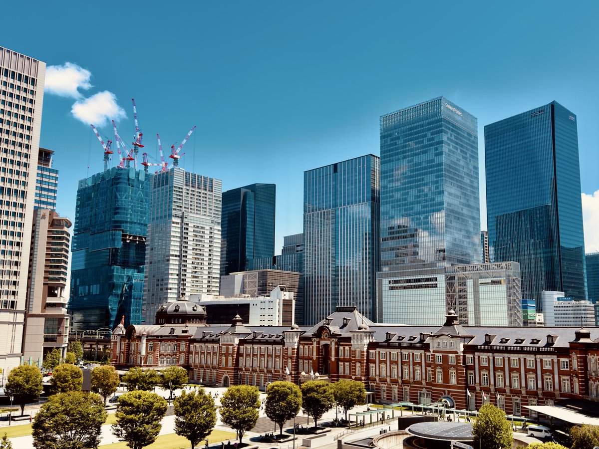 sustainablekk's tweet photo. 丸の内駅舎の背後に勢ぞろいする平成〜令和組の超高層ビル群

高さ200m前後が多いなか、#トーチタワー だけ倍まで伸びます。 https://t.co/oHzOz2bOUn