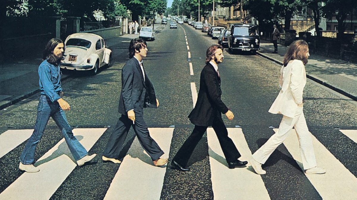 TxeluMD's tweet photo. El 8 de agosto de 1969, The Beatles cruzaron Abbey Road ante la cámara de Iain Macmillan. La icónica portada alimentó después la leyenda urbana de que Paul McCartney había muerto y sido sustituido. Una imagen convertida en mito. #TheBeatles #AbbeyRoad #Misterio #ElFactorEnigma https://t.co/EDavMhFbNo