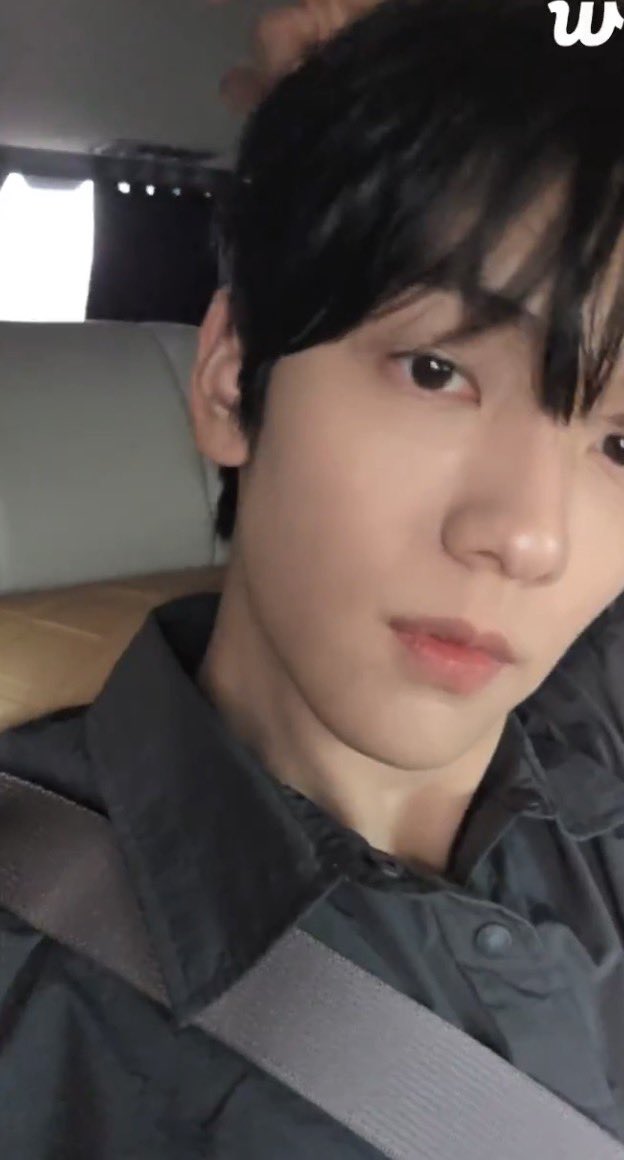 translatingTXT's tweet photo. 🐰 ah i’m hungry
🐰 hello~
🐰 i’m currently on my way back from work https://t.co/DQsoW8jA6J