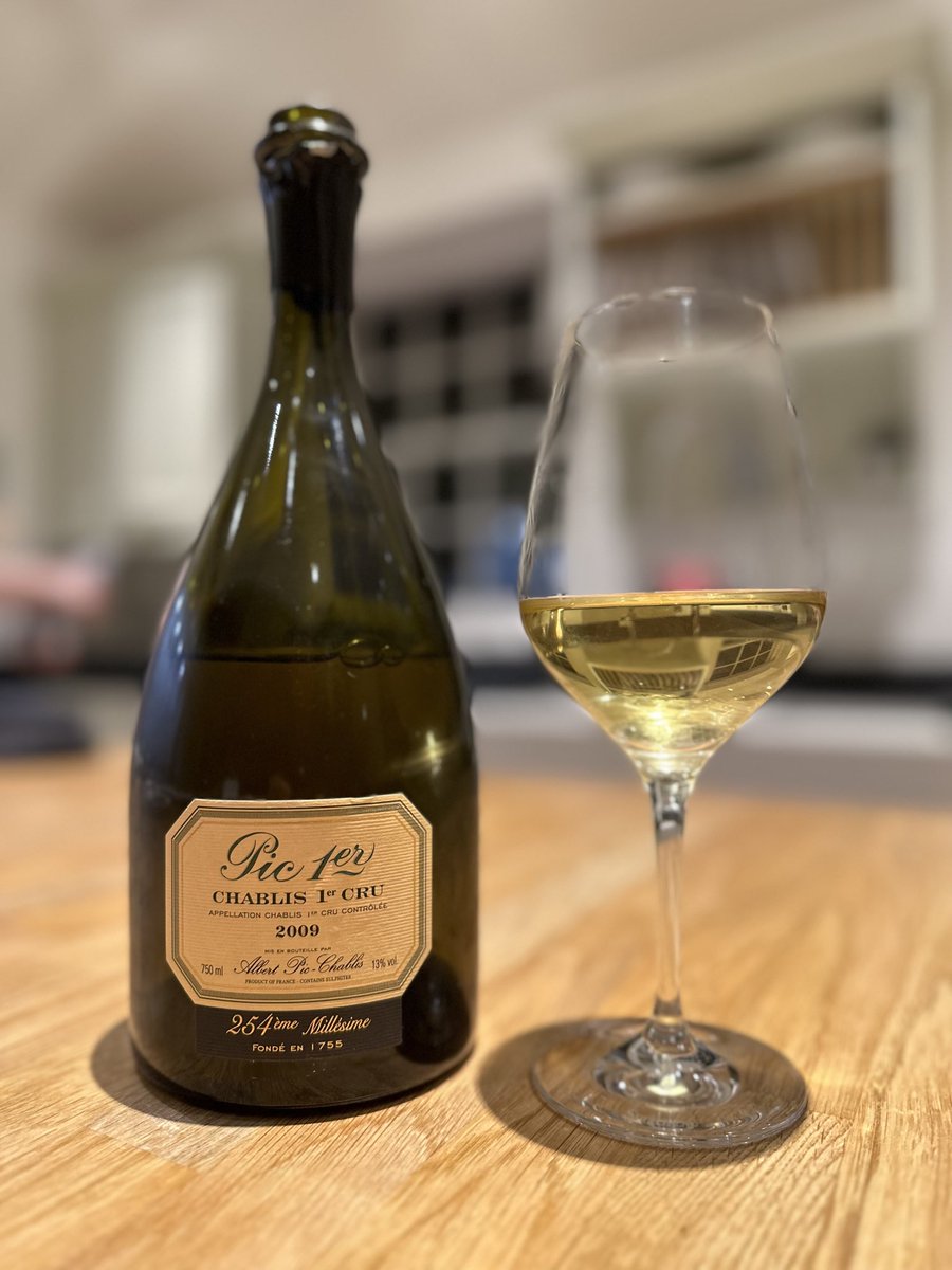 Scott___L's tweet photo. @Chablislodge Fan of Pic too. Chablis aristocracy! https://t.co/vKGKI6w0qf