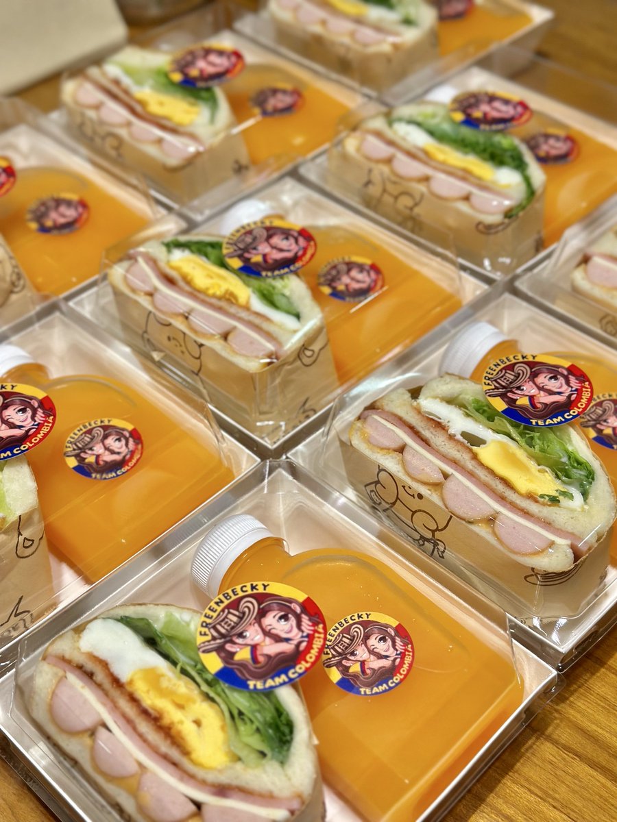 FREENBECKCOL_'s tweet photo. 🇨🇴💗 **Con cariño desde Colombia para Freen** 💗🇨🇴

En este día tan especial queremos hacerte llegar un pequeño detalle lleno de mucho amor y cariño desde Colombia. 🌷

Este apoyo alimentario representa nuestro deseo de acompañarte y cuidarte, aunque sea a la distancia. Porque para nosotras, celebrar tu cumpleaños también significa recordarte lo importante que eres y agradecerte por toda la felicidad que has compartido con quienes te admiramos. 🥹💕

Esperamos que lo recibas con el mismo cariño con el que fue preparado y que te recuerde que, al otro lado del mundo, hay un grupo de corazones colombianos que siempre estará apoyándote. 🇨🇴🇹🇭✨

**Feliz cumpleaños, Freen.**
Que nunca te falten amor, felicidad, salud y personas que te acompañen en cada nuevo camino. 🌸

Con todo nuestro cariño,
**TEAM COLOMBIA 🇨🇴💗**

KNOCK KNOCK ROOM NO. FREEN
#RoomNumberFreen

HAPPY BIRTHDAY SAROCHA
#Happy28thFreenDay 
#srchafreen‌ 
#RoomNumberFreen
#InTheFreenRoom
@srchafreen