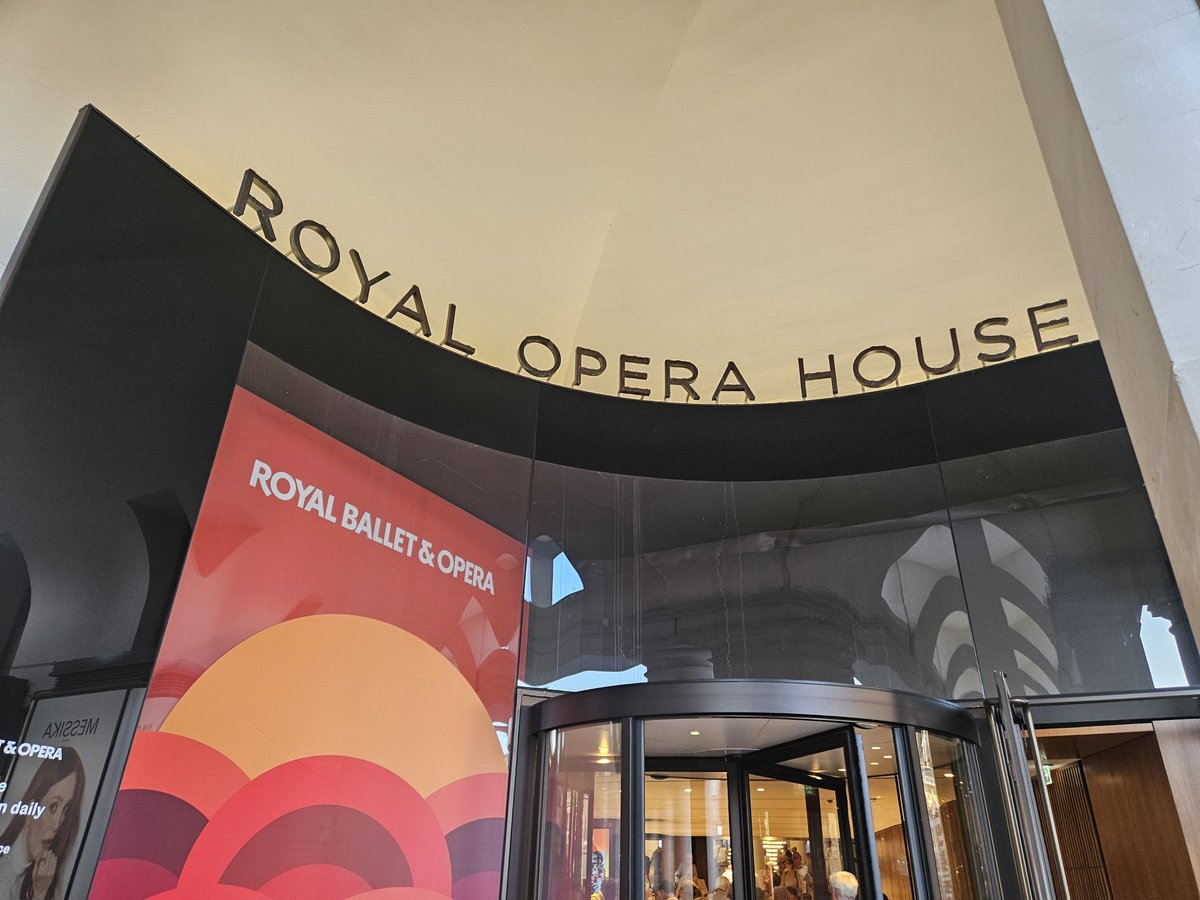 MirandaGrell's tweet photo. Watching @CAcostaOfficial (and amazing troupe of dancers) @ROH_London was absolutely magical. 

Beautiful movement and choreography. 

Continue to feel so lucky to have access to world class culture only a tube ride away!!

#CarlosAcosta #RoyalOperaHouse #Dance #TheArts #London https://t.co/1Ke8sNMMqB