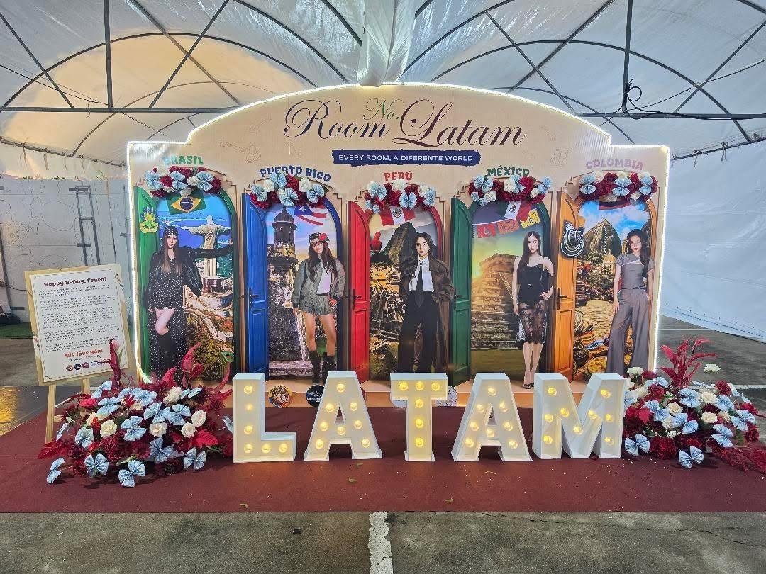 FREENBECKCOL_'s tweet photo. 🌟Para este día tan especial hemos creado 'Room No. Latam

🎁💗 **Para Freen, con amor desde Colombia y LATAM** 🇨🇴🌎

Un pequeño regalo, pero con un enorme cariño. ✨
Que al recibirlo sientas todo nuestro amor, admiración y apoyo.

**Feliz cumpleaños, Freen. 🌷💗**
Con cariño, **Colombia & LATAM** 🇨🇴🌎

KNOCK KNOCK ROOM NO. FREEN
#RoomNumberFreen

HAPPY BIRTHDAY SAROCHA
#Happy28thFreenDay 
#srchafreen‌ 
#RoomNumberFreen
#InTheFreenRoom
@srchafreen
