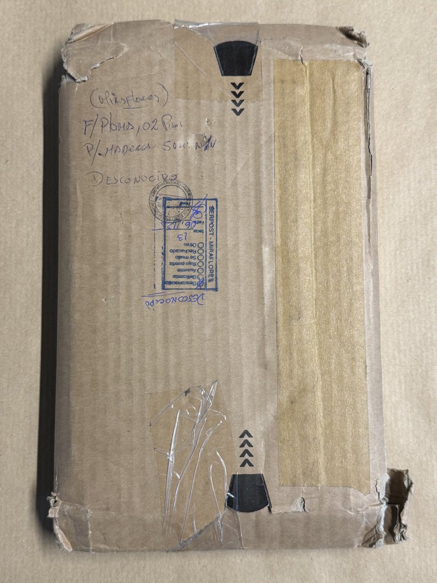 copiaro's tweet photo. 🥳 We have a winner AND a giveaway!

The longest-travelling parcel in company history just came home.

📫 Shipped: October 26, 2025
🌎 Destination: Lima, Peru
📬 Returned: Early August 2026
❓ Reason: Undeliverable

That’s 9 months on the road - and still in surprisingly good shape

🎁 Giveaway: Guess the contents and it’s yours.

Hint: it’s a book from @KonsensusN 

Drop your guess in the comments. First correct answer wins, we ship (again 😅)