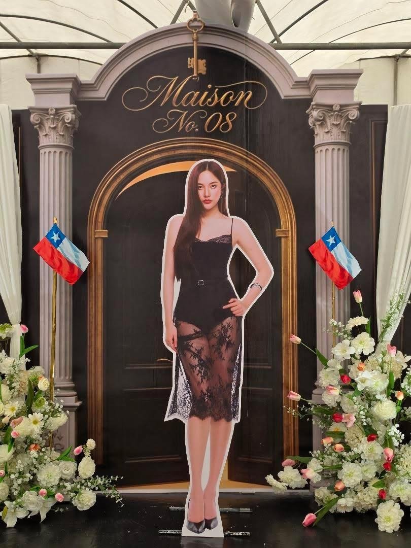 Freenbecky_CL's tweet photo. Desde Chile hasta Tailandia. 🇨🇱🤍🇹🇭

KNOCK KNOCK ROOM NO. FREEN
#RoomNumberFreen #InTheFreenRoom #srchafreen 

Hoy les presentamos Maison No. 08, el proyecto de cumpleaños que Freenbecky Chile preparó con todo el cariño para celebrar a Freen este 8 de agosto.

Maison No. 08 representa un hogar simbólico: un espacio donde su arte, su trayectoria y los recuerdos que ha construido con los años se unen en un solo lugar. Cada elemento fue diseñado para reflejar quién es Freen y agradecerle por abrirnos la puerta de su mundo.

Aunque miles de kilómetros nos separen, el cariño siempre encuentra el camino.

Feliz cumpleaños, Freen. Gracias por inspirarnos, por emocionarnos y por permitirnos formar parte de este viaje.

Desde Chile, siempre habrá una casa esperándote 🗝️🤍✨