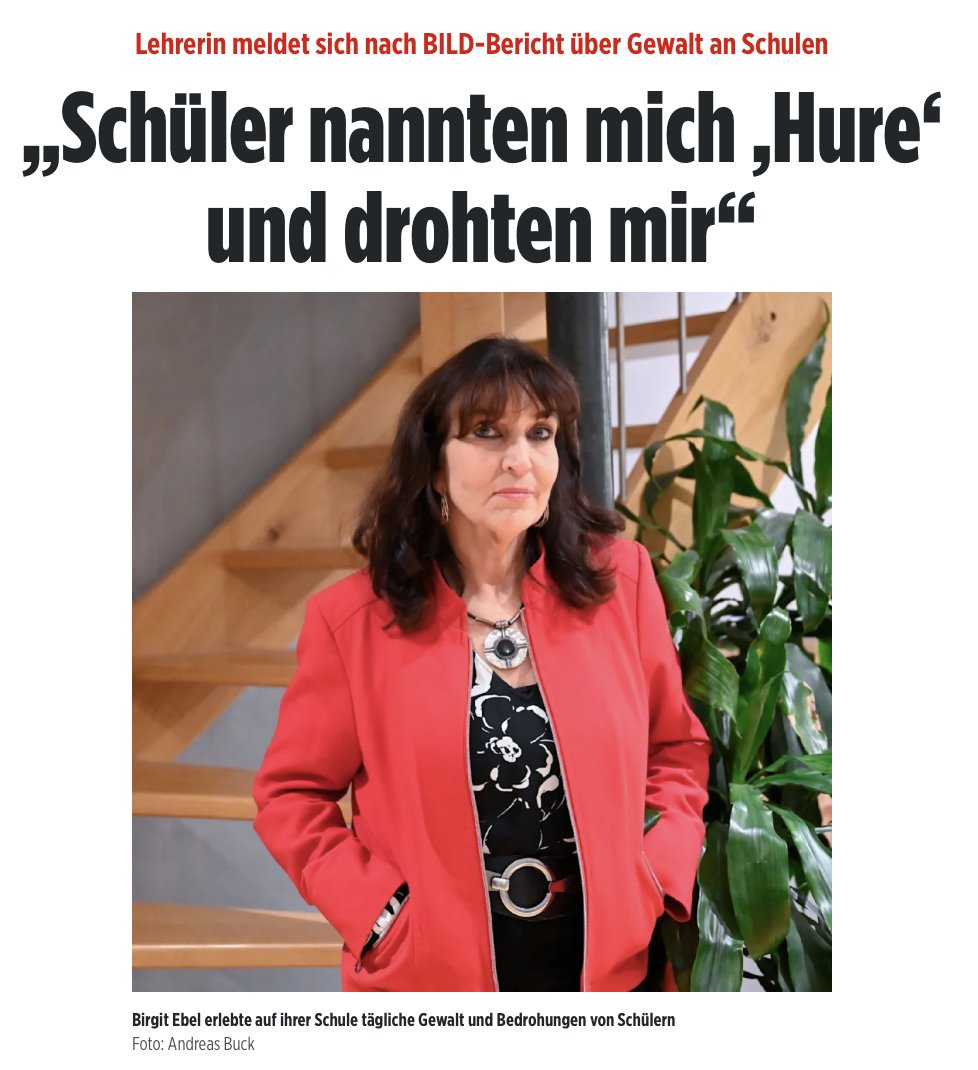JulianAdrat's tweet photo. "Acht- und Neuntklässler nannten mich Hure, beschimpfen mich als Sau", so die Lehrerin aus NRW. Und als Vater in Berlin kann ich das bestätigen: Bereits an Grundschulen, an denen Moslems nur eine knappe Mehrheit stellen, kippt die Sprache in eine so surreal sexualisierte Gewaltorgie - die meisten Menschen können das gar nicht glauben: Aber es ist Realität: Frauen, "ungläubige" zumal, haben keine Autorität - schon Dritt-, Viertklässler bespucken sie, beschimpfen sie mit absoluter Selbstverständlichkeit. Die Lehrerin berichtet von ihrem zerkratzten Auto, Hassmails, Doxxing, und jetzt macht euch klar: Was das für die verbliebenen deutschen Kinder an solchen Schulen bedeutet - wenn Erwachsene beschimpft, gequält, verfolgt werden und sich nicht wehren können: wie muss das Martyrium der Kinder aussehen? Der Verrat des Altparteienkartells an dieser Generation ist so ungeheuerlich - Aufwachen!