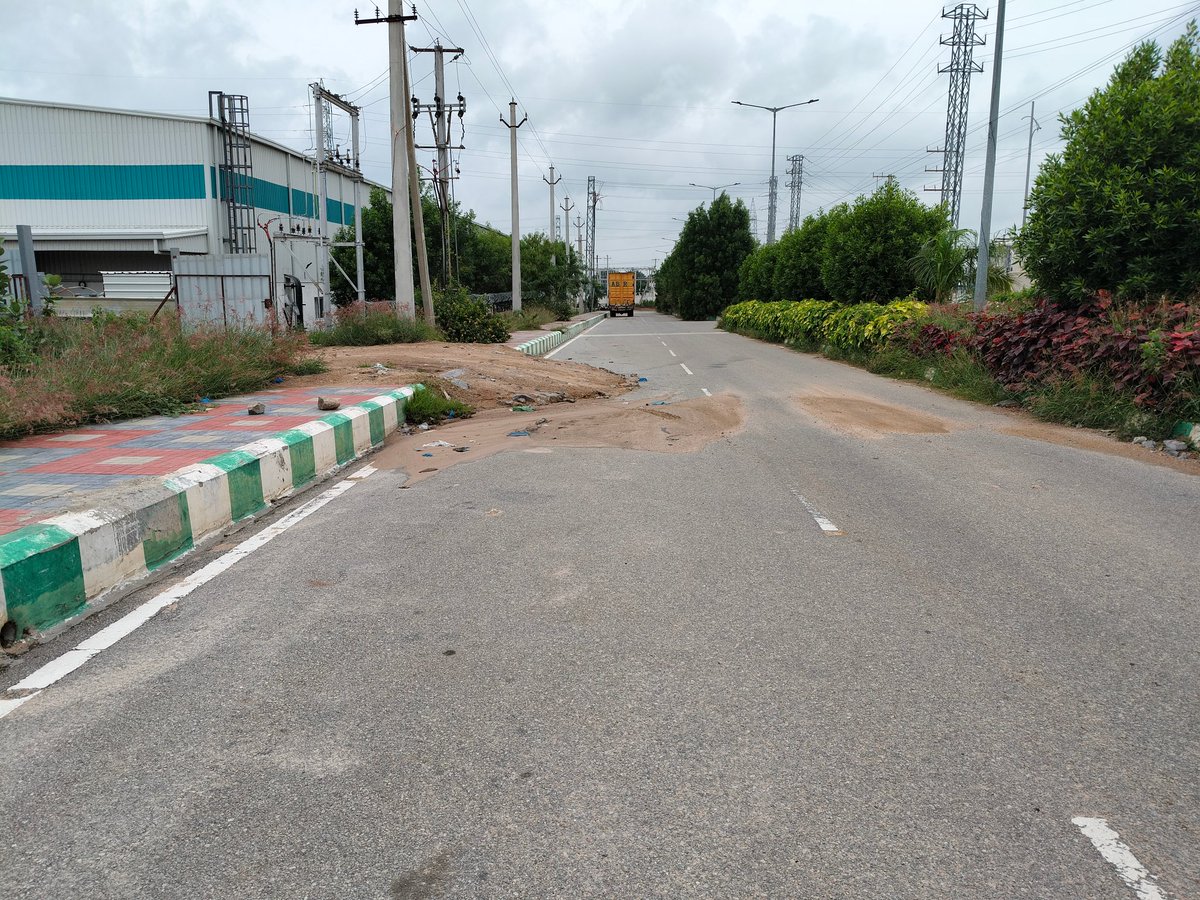 ananth's tweet photo. Can @ExicomPower / @ExicomEnergy ransack ecity roads and footpath like this? @CommissionrGHMC @sjaju1 @HYDTP @cyberabadpolice https://t.co/1Mz7xGgnZg