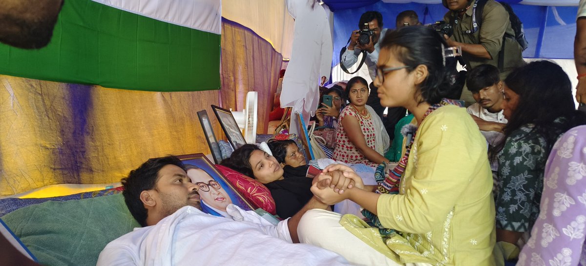 neha_aisa's tweet photo. JPSC और JSSC CGL को रद्द कर री-एग्ज़ाम के लिए झारखंड में आंदोलनरत भूख हड़ताल पर बैठे @DevendraNathMa9 समेत हबीबा, सबित, रुपेश कुमार और अन्य साथियों के संघर्ष से बहुत हिम्मत मिलती है। 

आंदोलनकारियों को समर्थन और जोहार! https://t.co/LZA8h8mWun