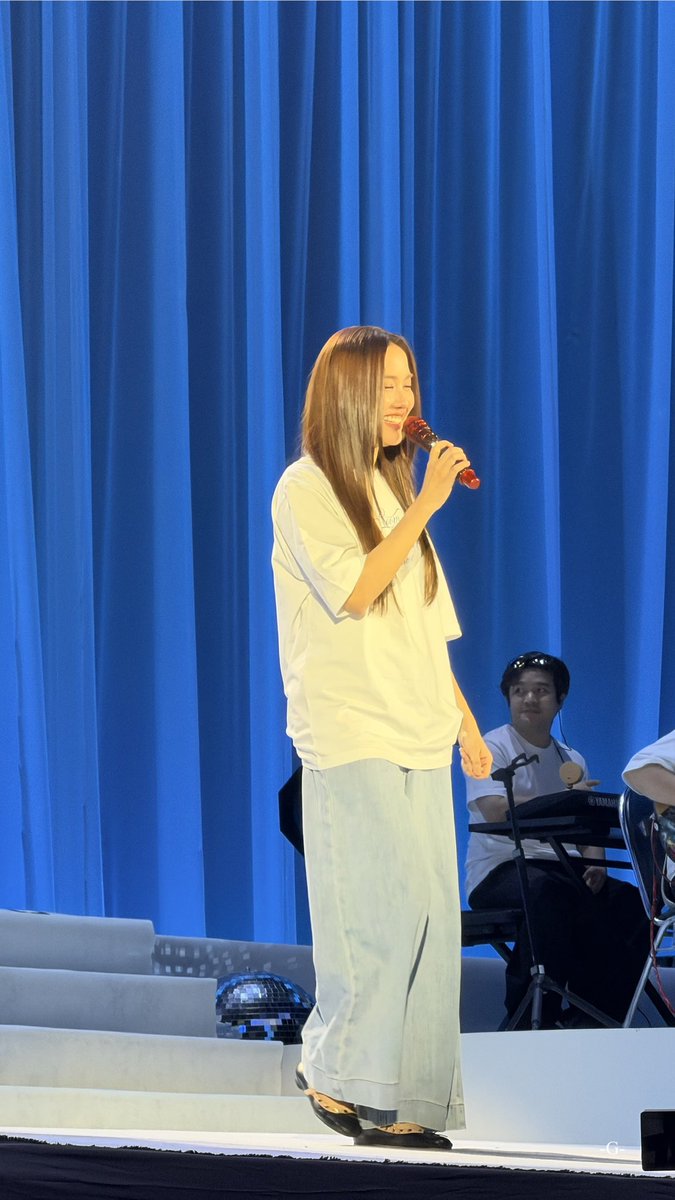 freen__brainrot's tweet photo. soundcheck starts and she's glowingggg🥹

KNOCK KNOCK ROOM NO. FREEN
#RoomNumberFreen https://t.co/urvn9m8bOU