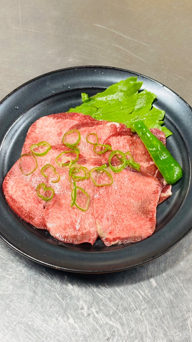 daishoen_888's tweet photo. 【お家でもカンタン大昌園の味🥢】
大昌園のお肉はお持ち帰り出来ます！
お肉は下味がついているので帰ってすぐ焼ける✨
お家焼肉やバーベキューにぜひご利用ください🍖
画像は、
大昌園の焼肉のタレ360ml ¥550
上牛タン 1人前 ¥1,980
国産牛中落カルビ 1人前 ¥1,380
お電話お待ちしております☎️ https://t.co/5rHd6Hhosh