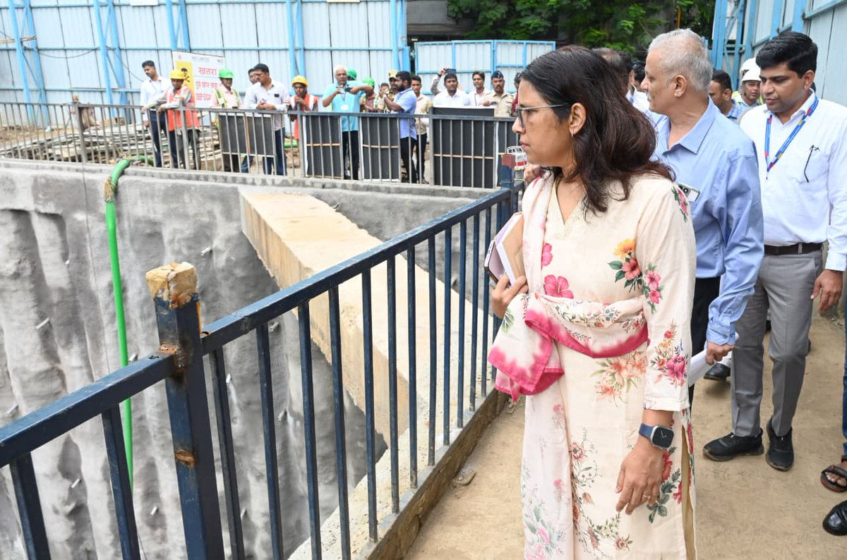 mybmc's tweet photo. 🏥शीव (सायन) येथील लोकमान्य टिळक सर्वसाधारण रूग्णालयात क्षमतावाढ प्रकल्प राबविण्यात येत आहे. अतिरिक्त महानगरपालिका आयुक्त (शहर) श्रीमती प्राजक्ता वर्मा लवंगारे यांनी आज रूग्णालयास भेट देऊन क्षमतावाढ प्रकल्प कामांची प्रत्यक्ष पाहणी केली.  रूग्णालयातील आपत्कालीन विभाग, विविध कक्ष, एमआयसीयू, सीसीटीव्ही नियंत्रण कक्ष आदींचा समावेश आहे. 

🔹मुख्य रूग्णालय इमारत (टप्पा क्रमांक - २ अ), ऑन्कोलॉजी इमारत आदी ठिकाणी श्रीमती  वर्मा -लवंगारे यांनी कामांची पाहणी केली. तसेच प्रकल्पाच्या स्थितीचा आढावा घेतला. नव्याने विकसित होणाऱ्या रूग्णालयात नागरिक तसेच रूग्णालयातील निवासी डॉक्टर व कर्मचारी यांच्यासाठी विरंगुळ्यासाठी ठिकाणे तयार करावीत, असे निर्देश श्रीमती वर्मा -लवंगारे यांनी दिले. 

🔹रूग्णालयात नागरिकांच्या सुविधेसाठी विविध आरोग्य सेवांसाठी डिजिटल पेमेंटची सुविधा उपलब्ध करून देण्यात यावी, असा सूचना त्यांनी केली. तसेच नियंत्रण कक्षाच्या ठिकाणी नियमितपणे कर्मचाऱ्यांची नेमणूक करण्याचे निर्देश त्यांनी दिले. 

🔹रूग्णालयात काम करणाऱ्या कर्मचारी वर्गावर सीसीटीव्ही नियंत्रण कक्षाच्या माध्यमातून लक्ष ठेवण्यात यावे. जेणेकरून वेळे आधी रूग्णालयातून बाहेर पडणाऱ्या कर्मचारी वर्गावर लक्ष ठेवता येईल. बृहन्मुंबई महानगरपालिका मुख्यालयात मानव संसाधन विभागाच्या वतीने कृत्रिम बुद्धिमत्तेचा वापर करून कर्मचारी वर्गाच्या उपस्थिती बाबत निगराणी ठेवण्यात येत आहे. नियंत्रण कक्षातून पब्लिक एड्रेस सिस्टिमची अंमलबजावणी करण्याच्या दृष्टीने पावले उचलावीत असेही निर्देश त्यांनी दिले. 

🔹रूग्णालयाच्या ठिकाणी नियमित स्वच्छतेसाठी प्राधान्य देतानाच कर्मचारी वर्गाला विशिष्ट युनिफॉर्म परिधान करण्यासाठी द्यावेत. तसेच रूग्णालयात मूषक व श्वान यांचा उपद्रव राहणार नाही यादृष्टीने उपाययोजना कराव्यात.  रूग्णालयात हॉस्पिटल मॕनेटजमेंट इन्फॉर्मेशन सिस्टिम यंत्रणेची अंमलबजावणी करावी, असे निर्देश त्यांनी दिले. 

🔹उपायुक्त (परिमंडळ -२) श्री. प्रशांत सपकाळे, उपायुक्त (सार्वजनिक आरोग्य) श्री. शरद उघडे, संचालक (वैद्यकीय शिक्षण व प्रमुख रुग्णालये) डॉ. शैलेश मोहिते, सहायक आयुक्त (एफ /उत्तर) श्री. अरूण क्षीरसागर सह अधिकारी व कर्मचारी उपस्थित होते.

#MyBMCUpdates 

@CMOMaharashtra
@mieknathshinde
@SunetraA_Pawar
@ShelarAshish
@MPLodha
@TawdeRitu
@misanjayghadi 
@PrajaktaVerma