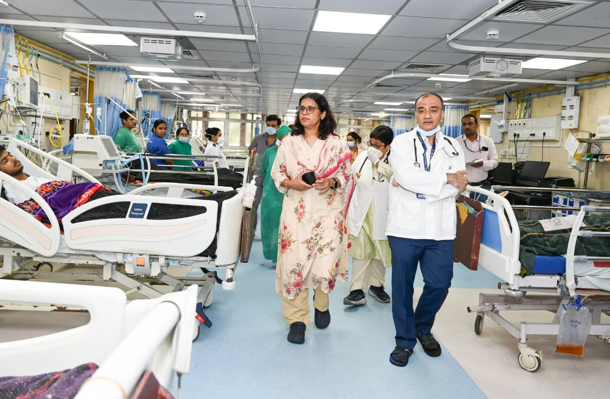 mybmc's tweet photo. 🏥शीव (सायन) येथील लोकमान्य टिळक सर्वसाधारण रूग्णालयात क्षमतावाढ प्रकल्प राबविण्यात येत आहे. अतिरिक्त महानगरपालिका आयुक्त (शहर) श्रीमती प्राजक्ता वर्मा लवंगारे यांनी आज रूग्णालयास भेट देऊन क्षमतावाढ प्रकल्प कामांची प्रत्यक्ष पाहणी केली.  रूग्णालयातील आपत्कालीन विभाग, विविध कक्ष, एमआयसीयू, सीसीटीव्ही नियंत्रण कक्ष आदींचा समावेश आहे. 

🔹मुख्य रूग्णालय इमारत (टप्पा क्रमांक - २ अ), ऑन्कोलॉजी इमारत आदी ठिकाणी श्रीमती  वर्मा -लवंगारे यांनी कामांची पाहणी केली. तसेच प्रकल्पाच्या स्थितीचा आढावा घेतला. नव्याने विकसित होणाऱ्या रूग्णालयात नागरिक तसेच रूग्णालयातील निवासी डॉक्टर व कर्मचारी यांच्यासाठी विरंगुळ्यासाठी ठिकाणे तयार करावीत, असे निर्देश श्रीमती वर्मा -लवंगारे यांनी दिले. 

🔹रूग्णालयात नागरिकांच्या सुविधेसाठी विविध आरोग्य सेवांसाठी डिजिटल पेमेंटची सुविधा उपलब्ध करून देण्यात यावी, असा सूचना त्यांनी केली. तसेच नियंत्रण कक्षाच्या ठिकाणी नियमितपणे कर्मचाऱ्यांची नेमणूक करण्याचे निर्देश त्यांनी दिले. 

🔹रूग्णालयात काम करणाऱ्या कर्मचारी वर्गावर सीसीटीव्ही नियंत्रण कक्षाच्या माध्यमातून लक्ष ठेवण्यात यावे. जेणेकरून वेळे आधी रूग्णालयातून बाहेर पडणाऱ्या कर्मचारी वर्गावर लक्ष ठेवता येईल. बृहन्मुंबई महानगरपालिका मुख्यालयात मानव संसाधन विभागाच्या वतीने कृत्रिम बुद्धिमत्तेचा वापर करून कर्मचारी वर्गाच्या उपस्थिती बाबत निगराणी ठेवण्यात येत आहे. नियंत्रण कक्षातून पब्लिक एड्रेस सिस्टिमची अंमलबजावणी करण्याच्या दृष्टीने पावले उचलावीत असेही निर्देश त्यांनी दिले. 

🔹रूग्णालयाच्या ठिकाणी नियमित स्वच्छतेसाठी प्राधान्य देतानाच कर्मचारी वर्गाला विशिष्ट युनिफॉर्म परिधान करण्यासाठी द्यावेत. तसेच रूग्णालयात मूषक व श्वान यांचा उपद्रव राहणार नाही यादृष्टीने उपाययोजना कराव्यात.  रूग्णालयात हॉस्पिटल मॕनेटजमेंट इन्फॉर्मेशन सिस्टिम यंत्रणेची अंमलबजावणी करावी, असे निर्देश त्यांनी दिले. 

🔹उपायुक्त (परिमंडळ -२) श्री. प्रशांत सपकाळे, उपायुक्त (सार्वजनिक आरोग्य) श्री. शरद उघडे, संचालक (वैद्यकीय शिक्षण व प्रमुख रुग्णालये) डॉ. शैलेश मोहिते, सहायक आयुक्त (एफ /उत्तर) श्री. अरूण क्षीरसागर सह अधिकारी व कर्मचारी उपस्थित होते.

#MyBMCUpdates 

@CMOMaharashtra
@mieknathshinde
@SunetraA_Pawar
@ShelarAshish
@MPLodha
@TawdeRitu
@misanjayghadi 
@PrajaktaVerma