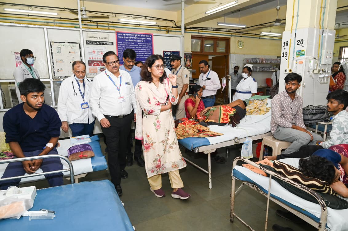 mybmc's tweet photo. 🏥शीव (सायन) येथील लोकमान्य टिळक सर्वसाधारण रूग्णालयात क्षमतावाढ प्रकल्प राबविण्यात येत आहे. अतिरिक्त महानगरपालिका आयुक्त (शहर) श्रीमती प्राजक्ता वर्मा लवंगारे यांनी आज रूग्णालयास भेट देऊन क्षमतावाढ प्रकल्प कामांची प्रत्यक्ष पाहणी केली.  रूग्णालयातील आपत्कालीन विभाग, विविध कक्ष, एमआयसीयू, सीसीटीव्ही नियंत्रण कक्ष आदींचा समावेश आहे. 

🔹मुख्य रूग्णालय इमारत (टप्पा क्रमांक - २ अ), ऑन्कोलॉजी इमारत आदी ठिकाणी श्रीमती  वर्मा -लवंगारे यांनी कामांची पाहणी केली. तसेच प्रकल्पाच्या स्थितीचा आढावा घेतला. नव्याने विकसित होणाऱ्या रूग्णालयात नागरिक तसेच रूग्णालयातील निवासी डॉक्टर व कर्मचारी यांच्यासाठी विरंगुळ्यासाठी ठिकाणे तयार करावीत, असे निर्देश श्रीमती वर्मा -लवंगारे यांनी दिले. 

🔹रूग्णालयात नागरिकांच्या सुविधेसाठी विविध आरोग्य सेवांसाठी डिजिटल पेमेंटची सुविधा उपलब्ध करून देण्यात यावी, असा सूचना त्यांनी केली. तसेच नियंत्रण कक्षाच्या ठिकाणी नियमितपणे कर्मचाऱ्यांची नेमणूक करण्याचे निर्देश त्यांनी दिले. 

🔹रूग्णालयात काम करणाऱ्या कर्मचारी वर्गावर सीसीटीव्ही नियंत्रण कक्षाच्या माध्यमातून लक्ष ठेवण्यात यावे. जेणेकरून वेळे आधी रूग्णालयातून बाहेर पडणाऱ्या कर्मचारी वर्गावर लक्ष ठेवता येईल. बृहन्मुंबई महानगरपालिका मुख्यालयात मानव संसाधन विभागाच्या वतीने कृत्रिम बुद्धिमत्तेचा वापर करून कर्मचारी वर्गाच्या उपस्थिती बाबत निगराणी ठेवण्यात येत आहे. नियंत्रण कक्षातून पब्लिक एड्रेस सिस्टिमची अंमलबजावणी करण्याच्या दृष्टीने पावले उचलावीत असेही निर्देश त्यांनी दिले. 

🔹रूग्णालयाच्या ठिकाणी नियमित स्वच्छतेसाठी प्राधान्य देतानाच कर्मचारी वर्गाला विशिष्ट युनिफॉर्म परिधान करण्यासाठी द्यावेत. तसेच रूग्णालयात मूषक व श्वान यांचा उपद्रव राहणार नाही यादृष्टीने उपाययोजना कराव्यात.  रूग्णालयात हॉस्पिटल मॕनेटजमेंट इन्फॉर्मेशन सिस्टिम यंत्रणेची अंमलबजावणी करावी, असे निर्देश त्यांनी दिले. 

🔹उपायुक्त (परिमंडळ -२) श्री. प्रशांत सपकाळे, उपायुक्त (सार्वजनिक आरोग्य) श्री. शरद उघडे, संचालक (वैद्यकीय शिक्षण व प्रमुख रुग्णालये) डॉ. शैलेश मोहिते, सहायक आयुक्त (एफ /उत्तर) श्री. अरूण क्षीरसागर सह अधिकारी व कर्मचारी उपस्थित होते.

#MyBMCUpdates 

@CMOMaharashtra
@mieknathshinde
@SunetraA_Pawar
@ShelarAshish
@MPLodha
@TawdeRitu
@misanjayghadi 
@PrajaktaVerma