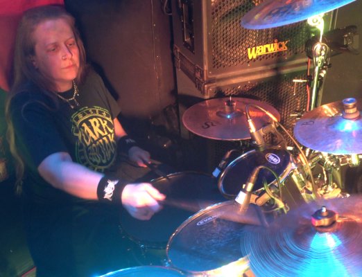Entera_Thrash's tweet photo. Noch ein Foto von dem Gig im Cafe Irrlicht in Schopfheim.
#thrashmetal #speedmetal #metalband #liveband
#livebild #livefoto #konzertfoto #bühne #gig
#konzert #metalgig #metalshow #auftritt #live
#show #concert
#drums #schlagzeugerin #drummerin #metaldrum #cafe #cafeirrlicht https://t.co/nwHvlCphRv