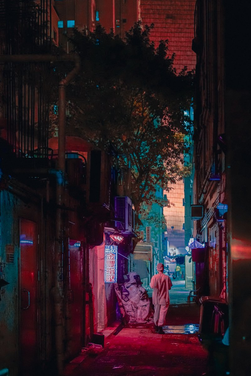 dickiesuzuki's tweet photo. Neon soaked streets of Hong Kong #streetphotography #color https://t.co/g3KGf1Bdve
