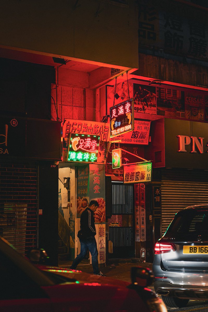dickiesuzuki's tweet photo. Neon soaked streets of Hong Kong #streetphotography #color https://t.co/g3KGf1Bdve
