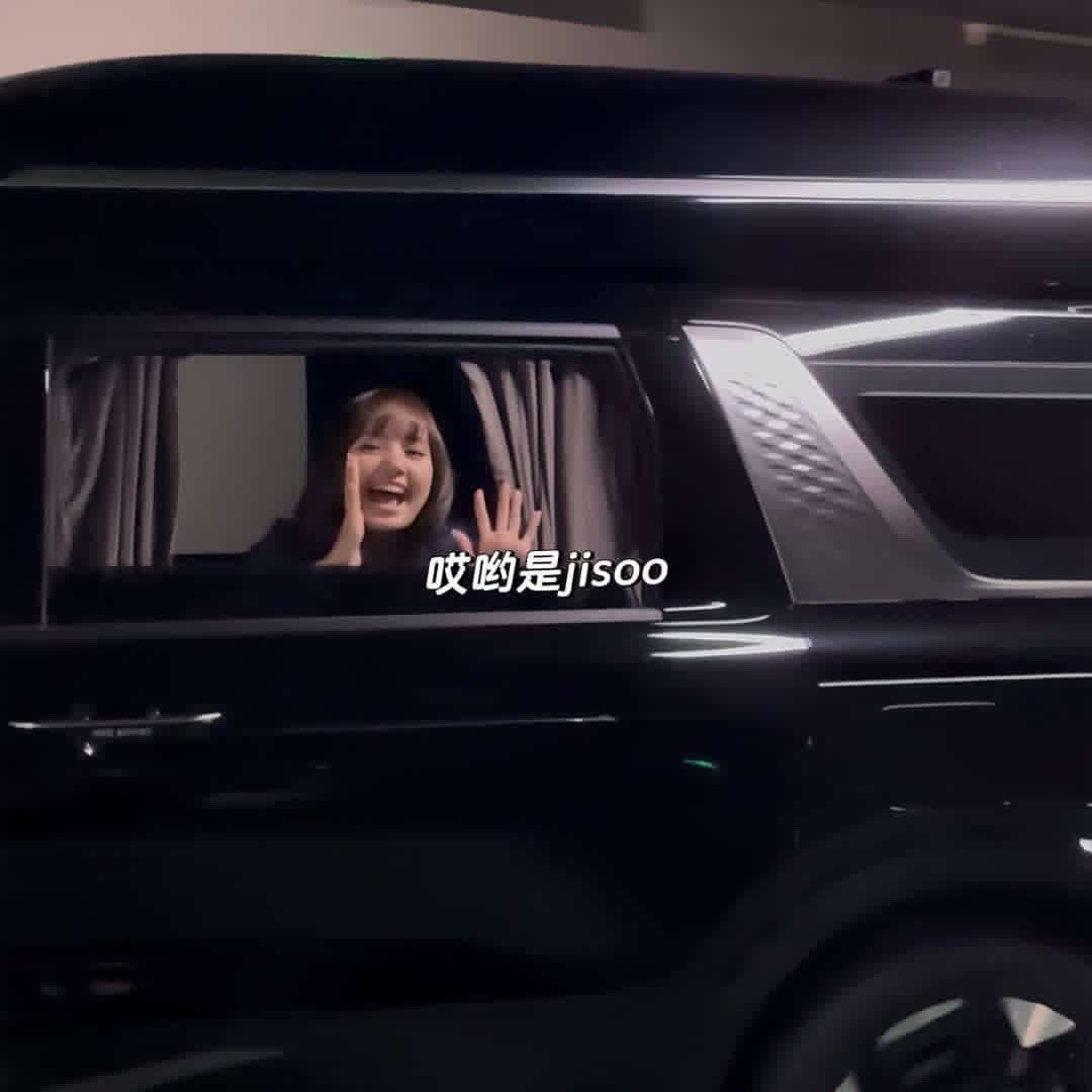 aliin_ah_2005's tweet photo. Lisa calling out Jisoo’s name from her car after seeing her cry… 🥺💔
#10YearsWithBPLISA
#Lisa #LLOUD https://t.co/brciX4jBdw