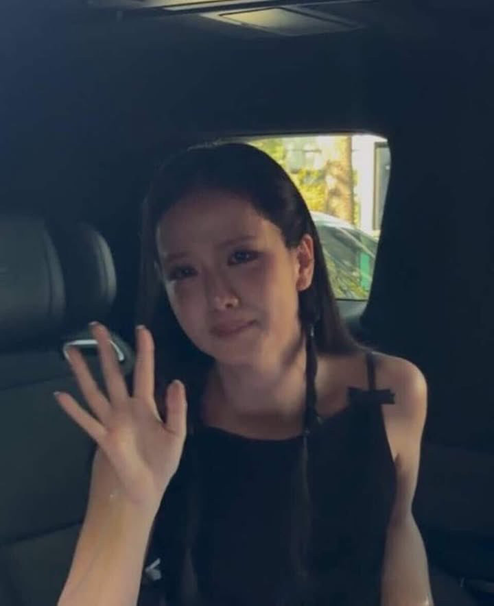 aliin_ah_2005's tweet photo. Lisa calling out Jisoo’s name from her car after seeing her cry… 🥺💔
#10YearsWithBPLISA
#Lisa #LLOUD https://t.co/brciX4jBdw