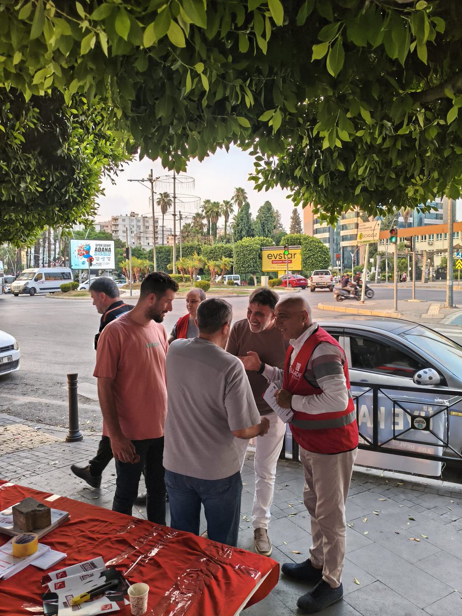 SaadetSeyhan_'s tweet photo. Sahadayız, Dinliyoruz, Çözüyoruz!
Bir tatlı tebessüm, samimi bir sohbet ve ortak bir umut… İlçe yönetimimiz stant çalışmasında Seyhanlı hemşehrilerimizle kucaklaştı.
#Adana #Seyhan #MilliGörüş #SaadetPartisi https://t.co/DwsEKp9rNw