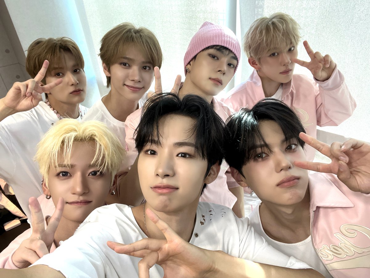 whib_official's tweet photo. [📸]
260808 #MBC #쇼음악중심

핑쿠뽀이들 등장🎀
AnD 오늘도 응원해 줘서 고마워요💗

#WHIB #휘브
#CHERRYPIE #WHIB_CHERRYPIE https://t.co/i4I0Px0r4b