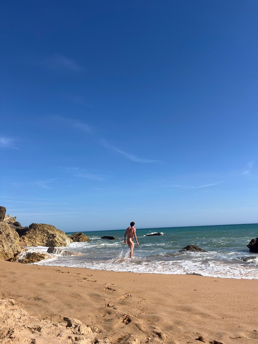 ElVar_DelBar's tweet photo. @miacaresse @hola_wyylde Las playas nudistas son un grandísimo descubrimiento que he hecho hace muy poco https://t.co/jNhivxbPuR