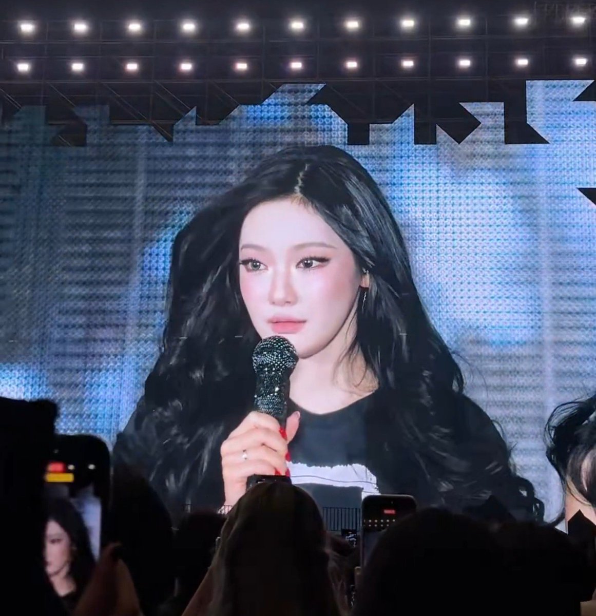 nnglog's tweet photo. big screen goddess Ningning https://t.co/x6mGNYz0qg
