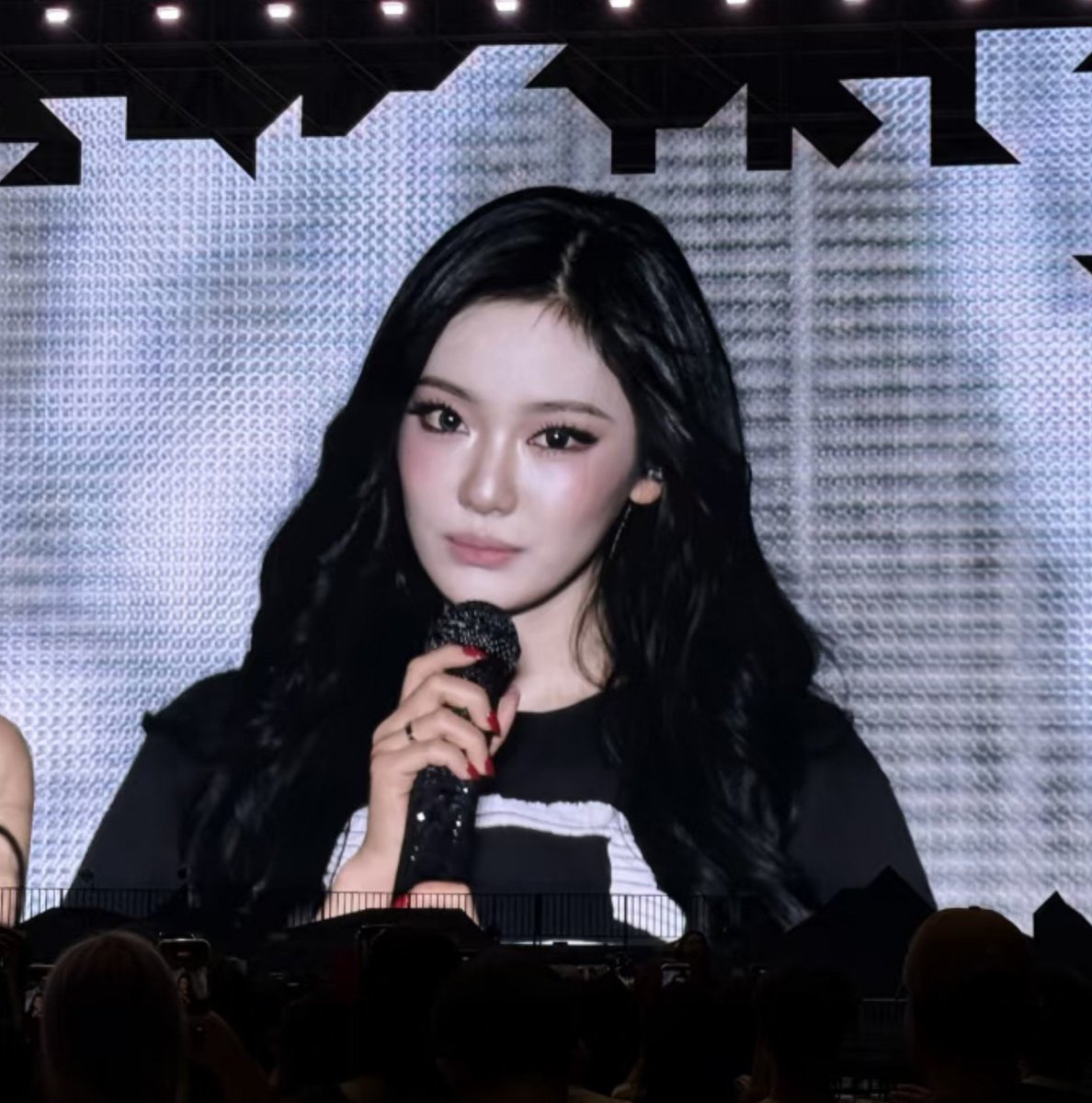 nnglog's tweet photo. big screen goddess Ningning https://t.co/x6mGNYz0qg