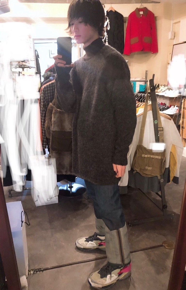 mk7ud's tweet photo. 옷 한 벌씩 갈아입을 때마다 사진찍고
표정은 복사붙여넣기수준
포즈는 친누나매형만나는포즈
너무 구여워서 죽을거같애….. https://t.co/LrJRQgCTtx
