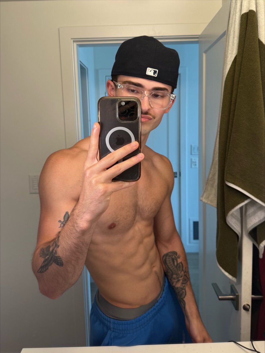 thatboymattt's tweet photo. had a good rest day today, back to the gym tomorrow. Do we want more post gym workout photos? 🫶🏼 #gym #abs #muscle #lean https://t.co/kIKyf61LfL