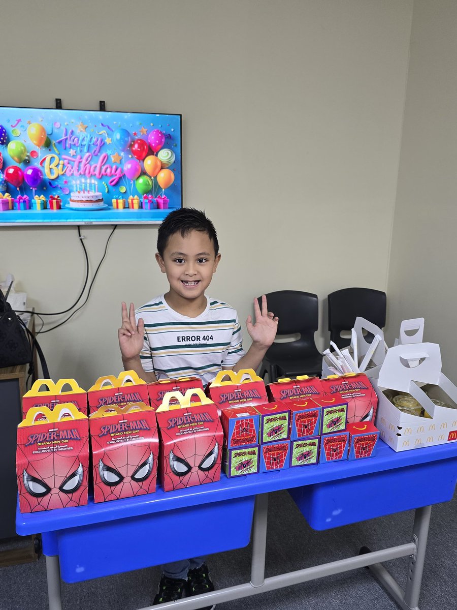 BisdakV's tweet photo. Lovely birthday moments with his teacher!
#birthday #AnuDhabi #class #ofw https://t.co/3vva7pgPKf