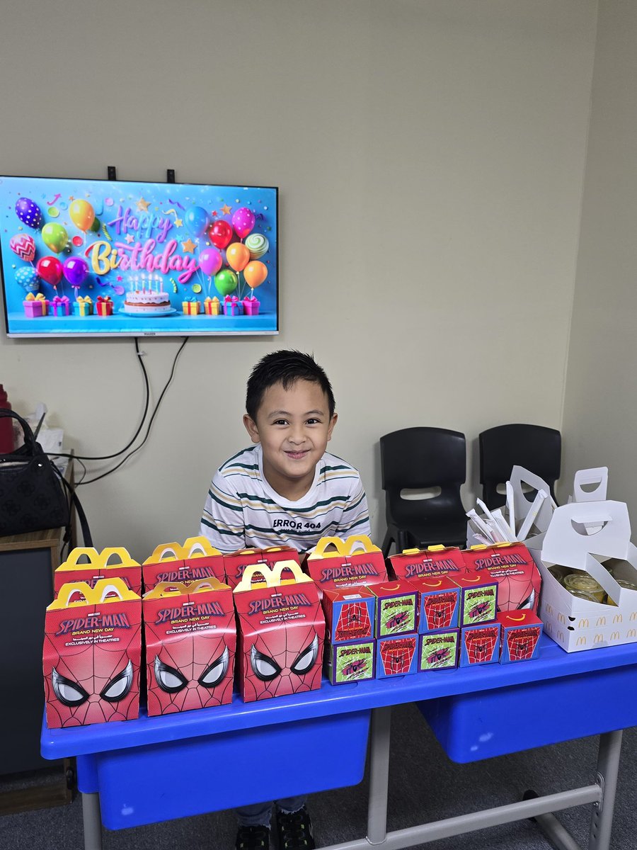 BisdakV's tweet photo. Lovely birthday moments with his teacher!
#birthday #AnuDhabi #class #ofw https://t.co/3vva7pgPKf