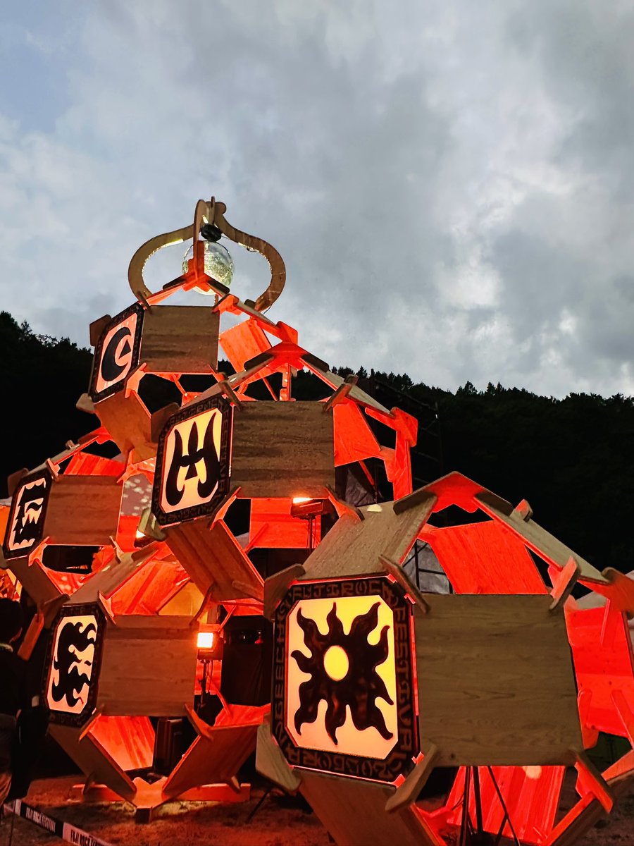 honobonon's tweet photo. 今年のフジロック🗻オレンジ エコーの設えがカッコよく、ステージ位置も少し変わり特に夜は美しかった。中でもボンジェインガンは最高だった‼️
#bongjeingan
#FUJIROCKFESTIVAL26 https://t.co/gUsupyRIHk