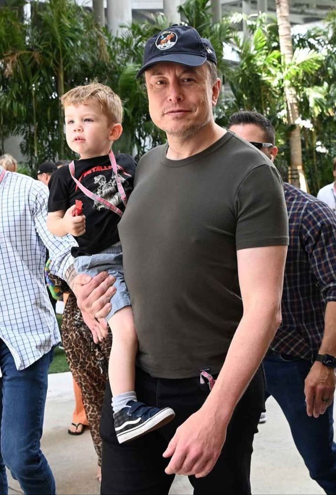 ElonVisionzw's tweet photo. What do you admire most about Elon Musk in this photo? 👀

A. Visionary 🚀
B. Family Man 👨‍👦
C. Business Leader 💼
D. All of the Above ❤️ https://t.co/mmtIjGhJup