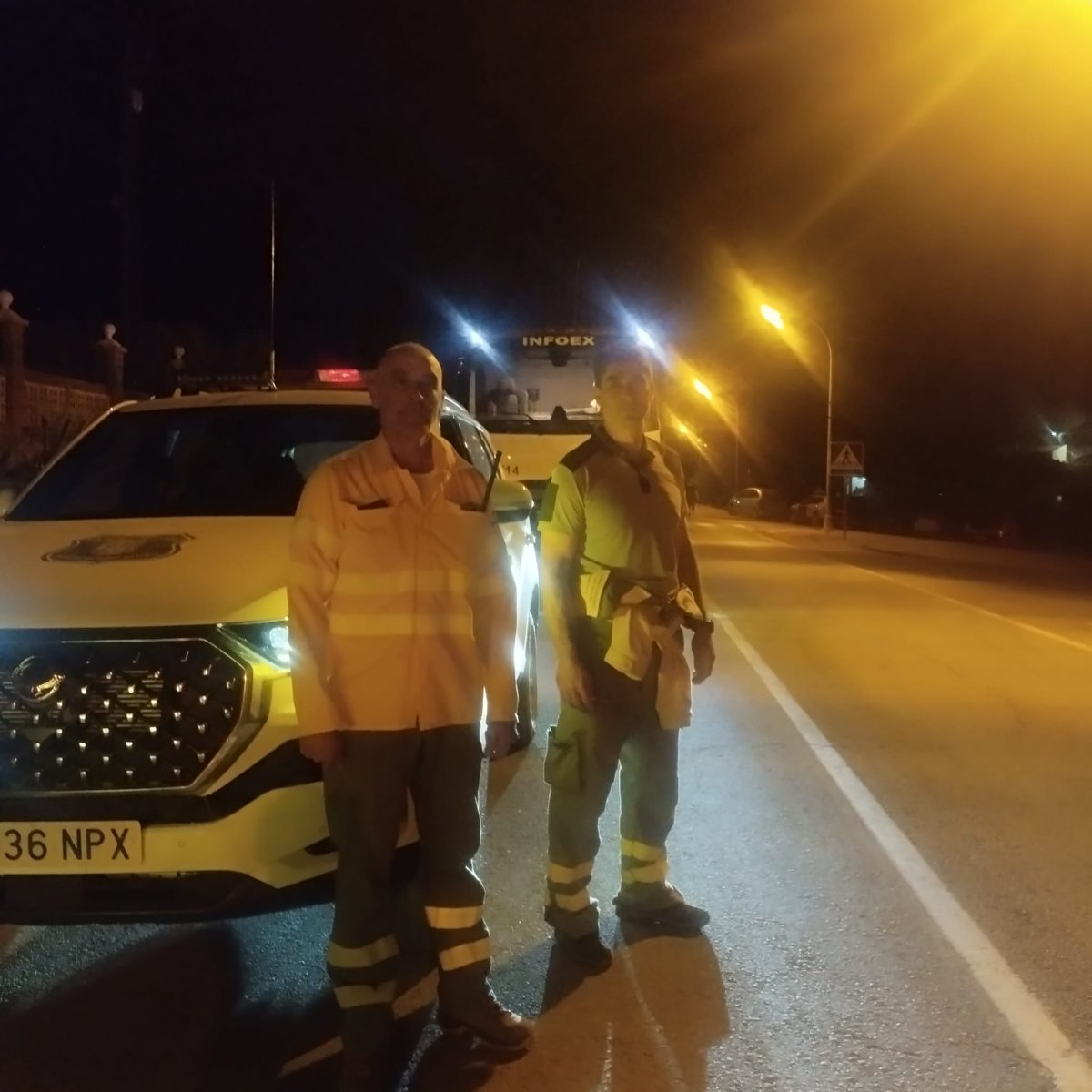 PLANINFOEX's tweet photo. ℹ️ Extremadura presta su ayuda a Andalucía en las tareas de extinción del #IFNiebla 🔥 Un equipo de maquinaria pesada 🚜 (buldócer, góndola, vehículo auxiliar de transporte, maquinista y capataz) y un 👮🏻‍♀️agente del Medio Natural del @PLANINFOEX salieron anoche desde Zafra y ya están trabajando en la zona. @EMIF_IIFF