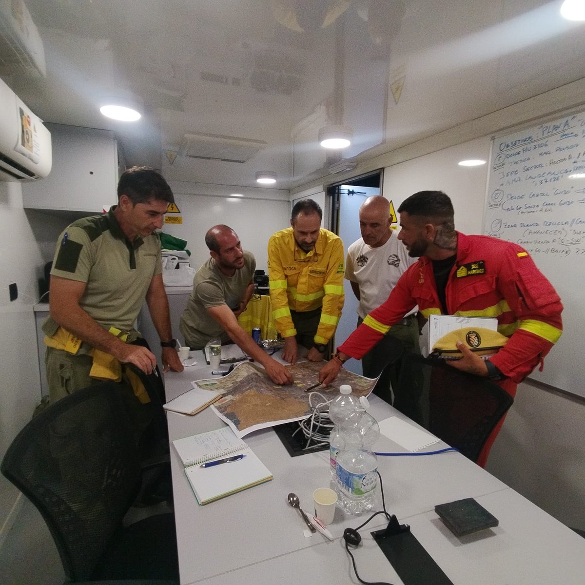 PLANINFOEX's tweet photo. ℹ️ Extremadura presta su ayuda a Andalucía en las tareas de extinción del #IFNiebla 🔥 Un equipo de maquinaria pesada 🚜 (buldócer, góndola, vehículo auxiliar de transporte, maquinista y capataz) y un 👮🏻‍♀️agente del Medio Natural del @PLANINFOEX salieron anoche desde Zafra y ya están trabajando en la zona. @EMIF_IIFF