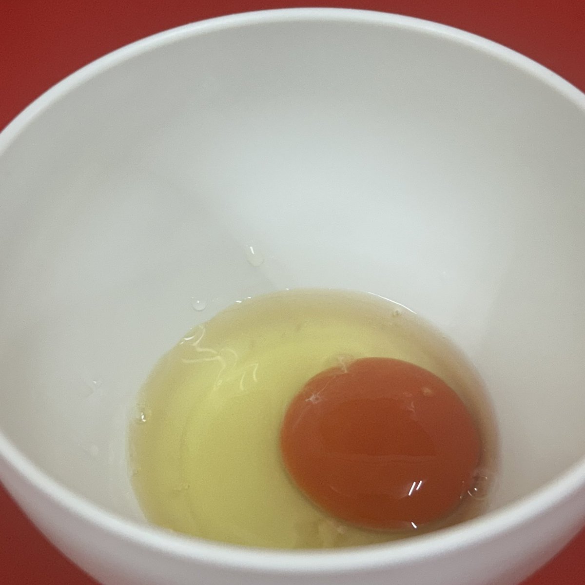 oka_deesu's tweet photo. ラーメン二郎 柏
並 ﾔｻｲｽｸﾅﾒ ﾆﾝﾆｸｽｺｼ +濃厚卵
柔らかめの麺って聞いてたけど意外とプリっとしてる印象。結構好きな部類。あと今まで食べた有料TPの生卵の中で1番美味しかった。味がとにかく濃い。これで50円は安すぎる。 https://t.co/gtqsDcsouO