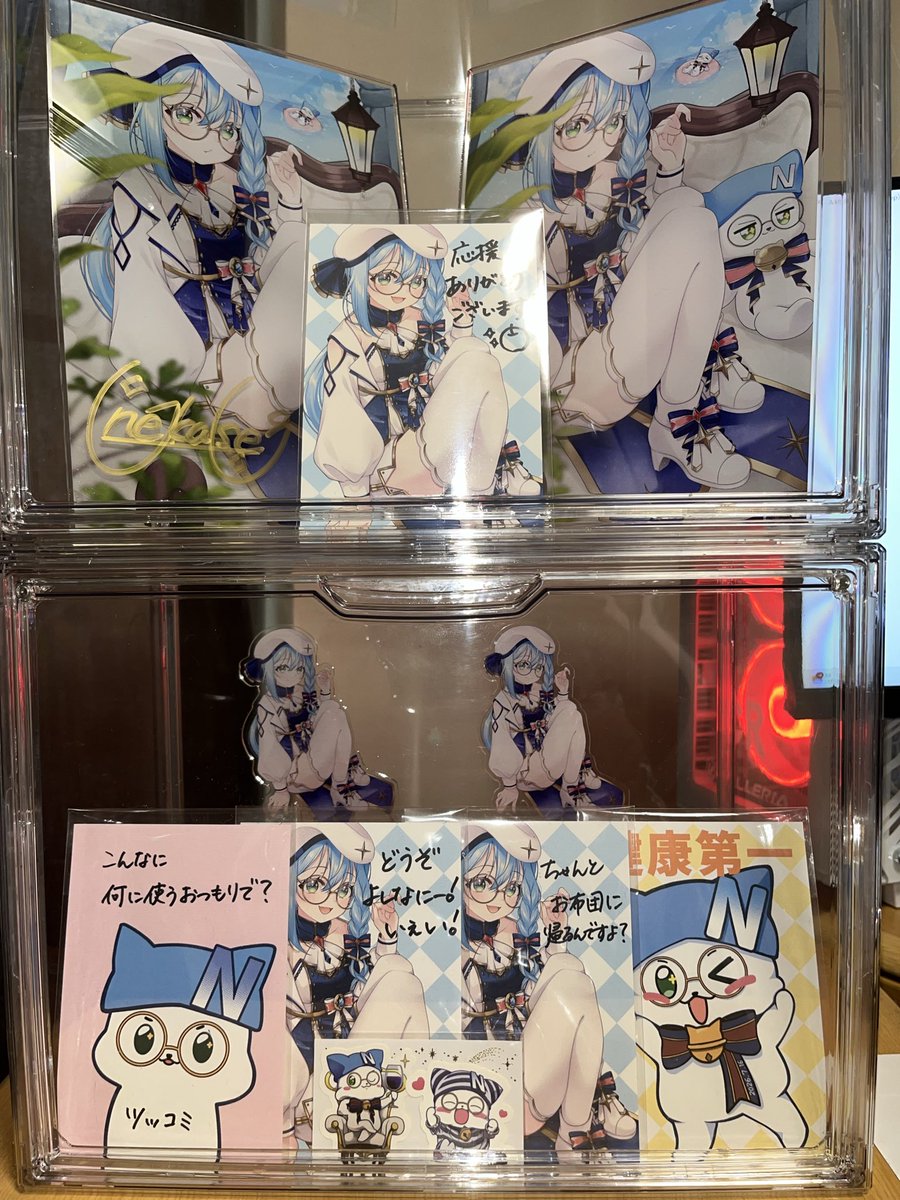 ark_vamp's tweet photo. #音加瀬てくれ

配置を変えました！
やっぱ林檎の絵を描いてくれたのが嬉しすぎる！
このグッズ達は大切に飾らせていただきます！ https://t.co/qy48uqSK9x