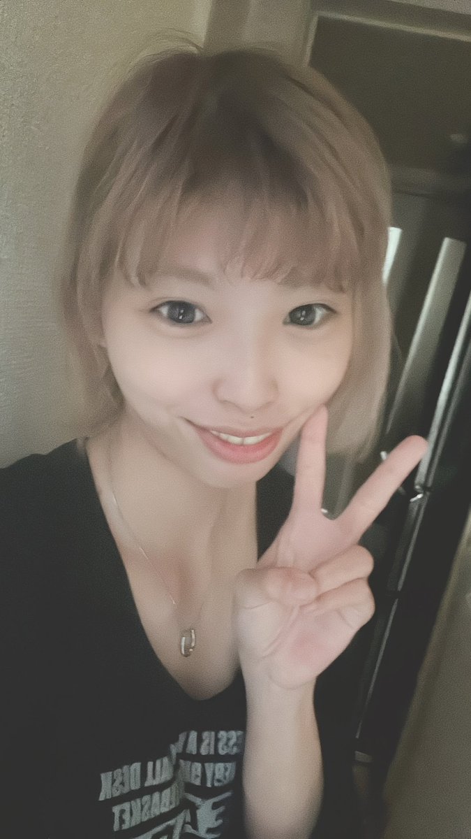 1964Yupi's tweet photo. 皆様、ご無沙汰しております🙇‍♀️

暑い夏の中お元気してらっしゃいますでしょうか？
私はバテながらも生きておりますよ✨

8月も入りました。今月もよろしくお願いいたします🙏

自撮りを撮る元気が出ましてやっとこさ💦
ニキビはお気になさらずご愛嬌で😅

熱中症などお気をつけてお過ごし下さい https://t.co/vUNK3w9Y5i