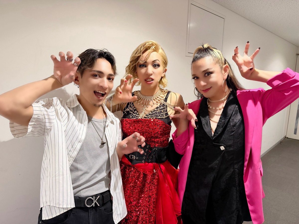 EnviiG's tweet photo. 2026.8.8(土)
NELKE WEST PROJECT vol.2 
舞台『ペパロニ・ヴァンパイア』🍕🧛

13:00公演のアフタートークに
HIDEKiSMとKamusも
出演させていただきました✨💋

ローリ役のTakassyと一緒に📸

お越しいただきました皆様
ありがとうございました💖

#ネルケWEST
#舞台ペパロニヴァンパイア https://t.co/7KwVZnj1uY