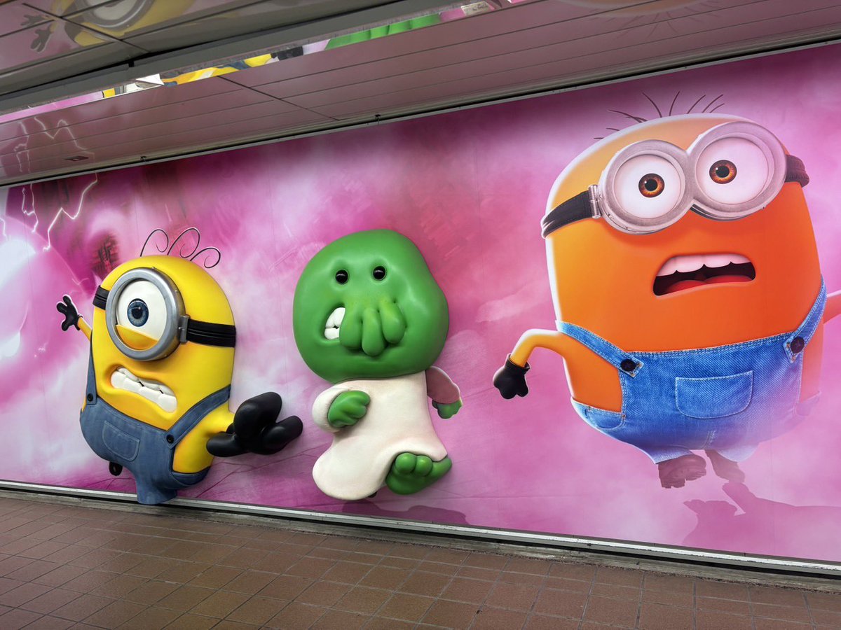meaV0320's tweet photo. 新宿に立体？！3D？！のミニオンいた😂
触ってみたらふにふにしてた
映画観に行こうか迷ってる〜 https://t.co/Vhjn6BkN5P