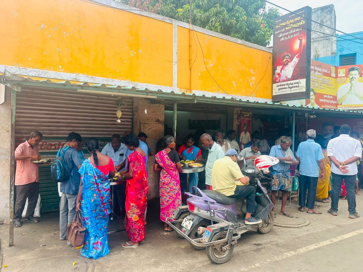 Ambatturbalatvk's tweet photo. #தளபதி_விஜய்_விலையில்லா_விருந்தகம் 🍽️❤️

இன்று (08.08.2026 - சனிக்கிழமை),

90-வது வட்ட கழகச் செயலாளர் பாசத்திற்குரிய P. பாலாஜி அவர்களின் மனைவியும், அன்பிற்குரிய பூங்குழலி அவர்களின் பிறந்தநாளை முன்னிட்டு,

நமது தளபதி விஜய் விலையில்லா விருந்தகத்தில், உழைக்கும் ஏழை எளிய மக்கள், ஆதரவற்றோர் மற்றும் உணவுத் தேவைப்படும் பொதுமக்களுக்கு அன்புடனும் மனிதநேயத்துடனும் காலை உணவு வழங்கப்பட்டது.

தங்களின் பிறந்தநாளை, பசியாற்றும் உயரிய மனிதநேயப் பணியுடன் கொண்டாடிய பூங்குழலி அவர்களுக்கு மனமார்ந்த நன்றிகளையும், இனிய பிறந்தநாள் நல்வாழ்த்துகளையும் தெரிவித்துக் கொள்கிறோம். 💐🎂

நல்ல உடல்நலம், நீண்ட ஆயுள், குடும்ப மகிழ்ச்சி மற்றும் அனைத்து வளங்களும் பெற்று சிறப்புடன் வாழ இறைவனைப் பிரார்த்திக்கிறோம்.

பசியாற்றுவோம்... அன்பைப் பகிர்வோம்... மனிதநேயத்தை வளர்ப்போம்! ❤️

#எல்லா_புகழும்_தளபதிக்கே 👑❤️
