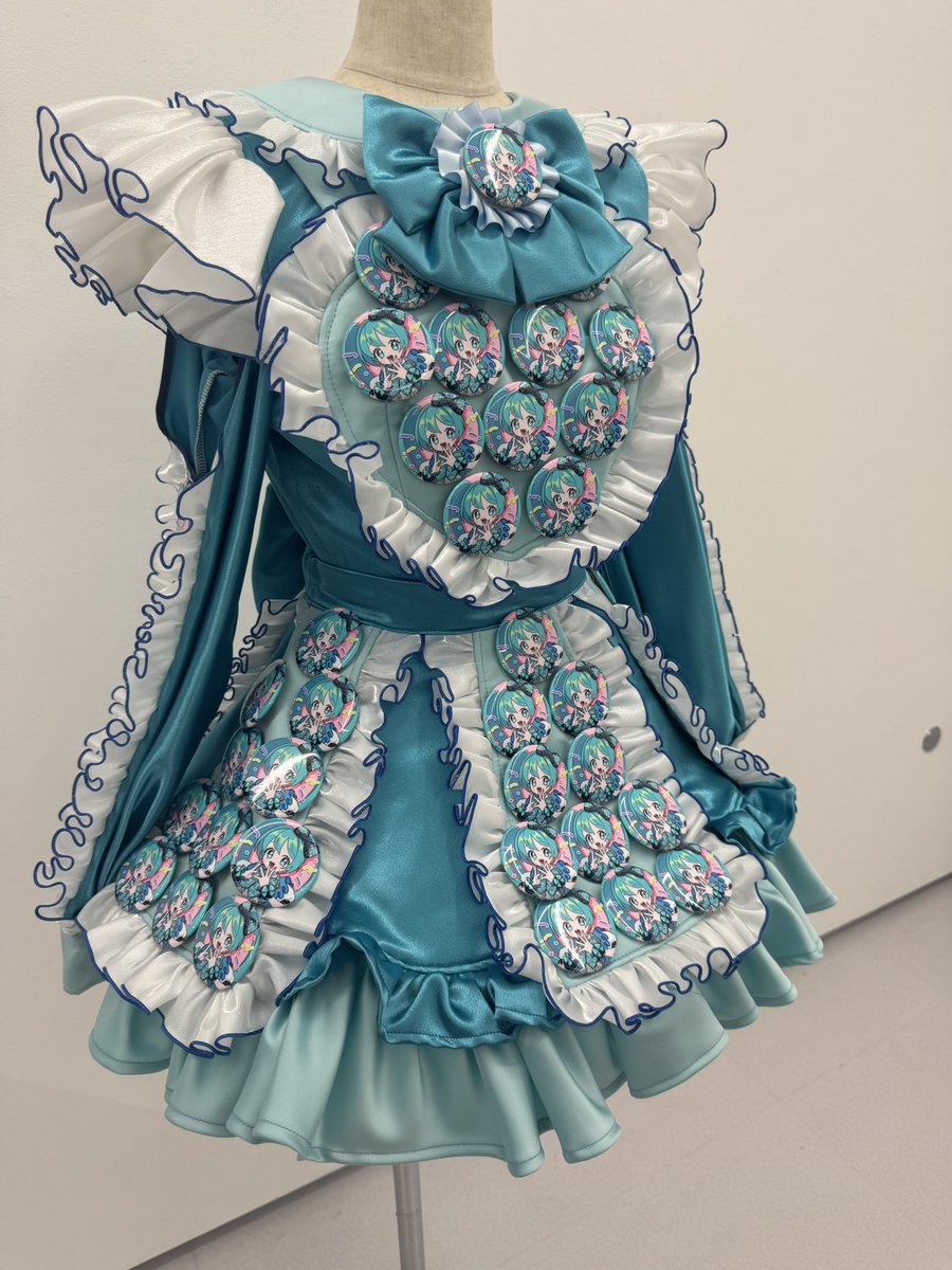 karanekot's tweet photo. #なんでも服にしてみた展

可愛いさの発見と発想の凄さ、「これも衣装に！？」という驚きがあるなど、好奇心増し増しで視覚的にも空間的にも大満足で心踊る展示‼️
（ガチャも回せて楽しかった）

ステッカーなどグッズも可愛いよ❗️

渋谷ヒカリエ 8F 8/CUBE
8/11まで行われていますので是非に‼️ https://t.co/JLRVSIWhKa