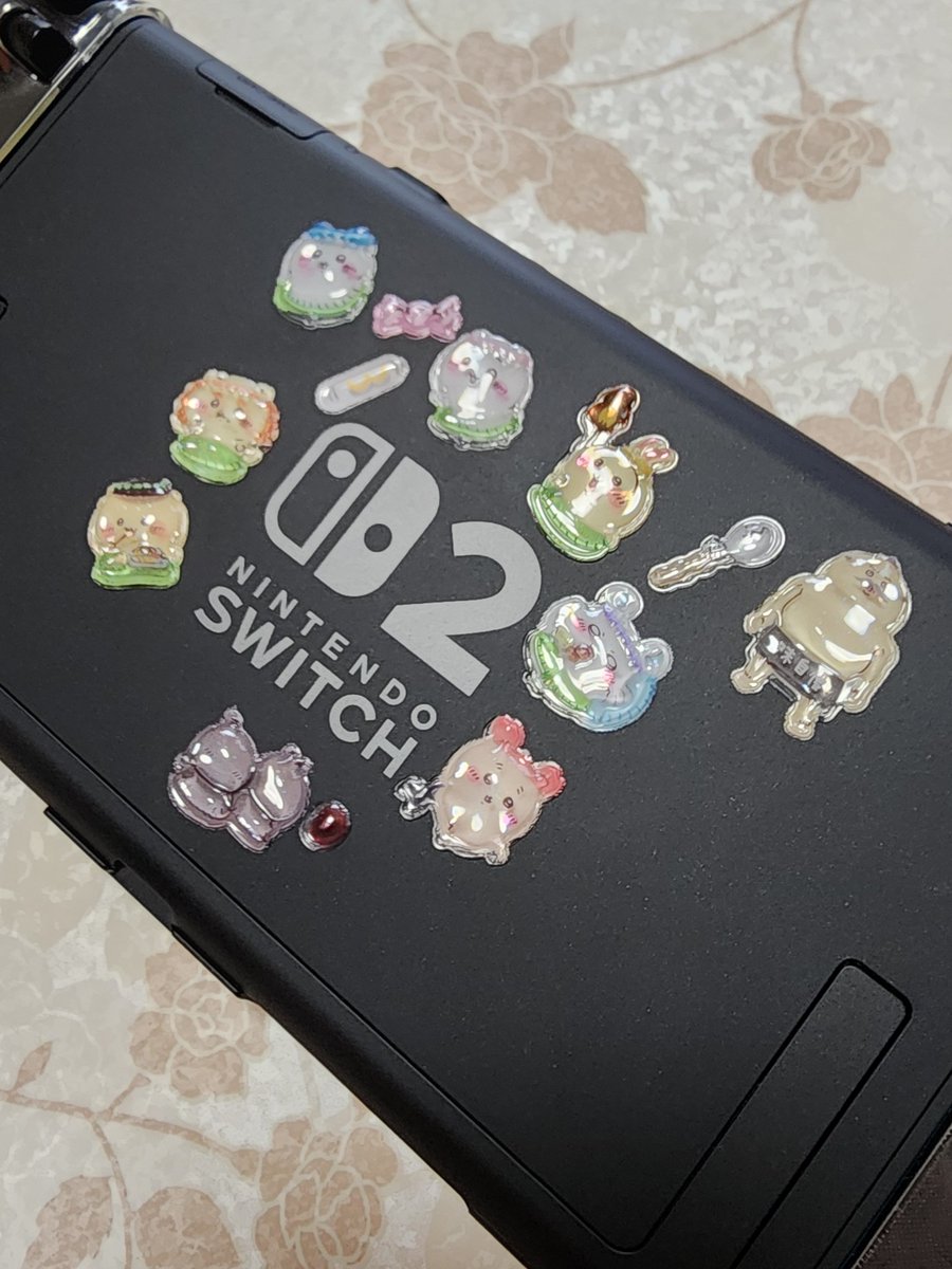 to06no22ko's tweet photo. ﾑｽｺ(11)のSwitch２、ちいかわ愛の溢れる背面になりました。しかもアイツ直接貼りやがったぜ……

(セイレーンと人魚とラッコはもらった) https://t.co/OAQdFWxZuV