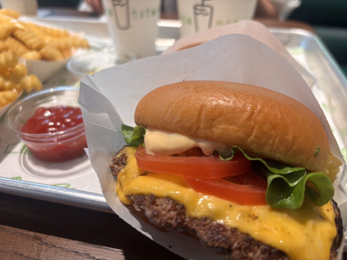 yuki8semi's tweet photo. 3年ぶりのシェイクシャック
やっぱり美味かった https://t.co/mpjMMmxanw