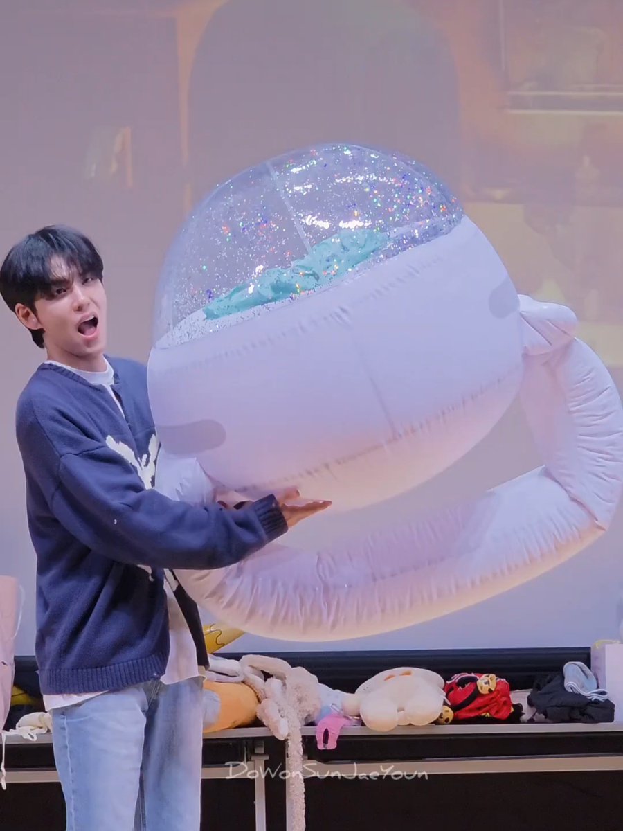 instrumentallyp's tweet photo. 거대마데와치 드는 자세차이봐
왜 이런 거에도 왼른티가 나는 거임 https://t.co/pjuGoqluiE