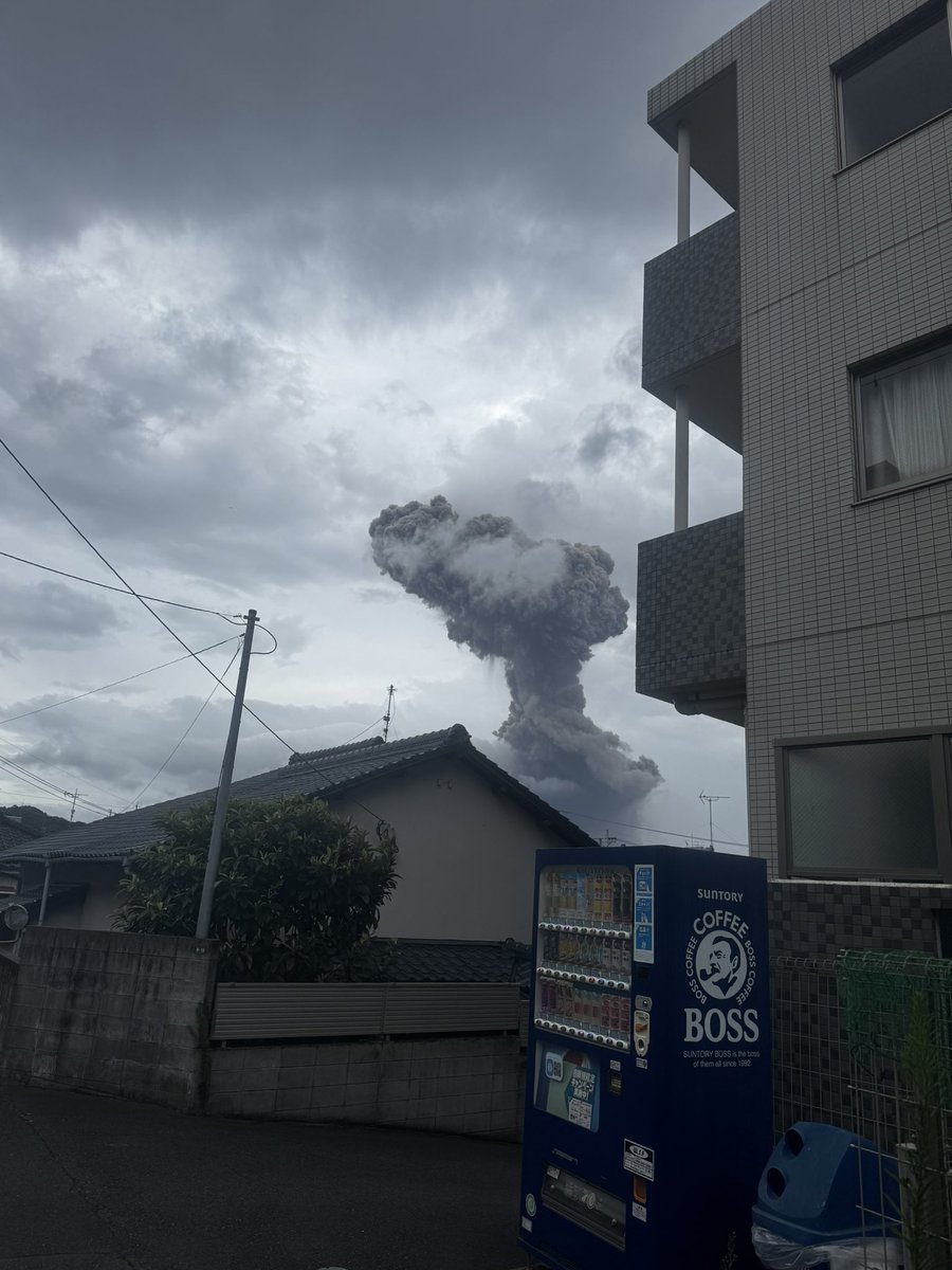 rill__0's tweet photo. リアルタイムで噴火しててまじきもかった
早く帰らんと灰まみれなるからさっさ帰ろー！ https://t.co/G1F1rughqj