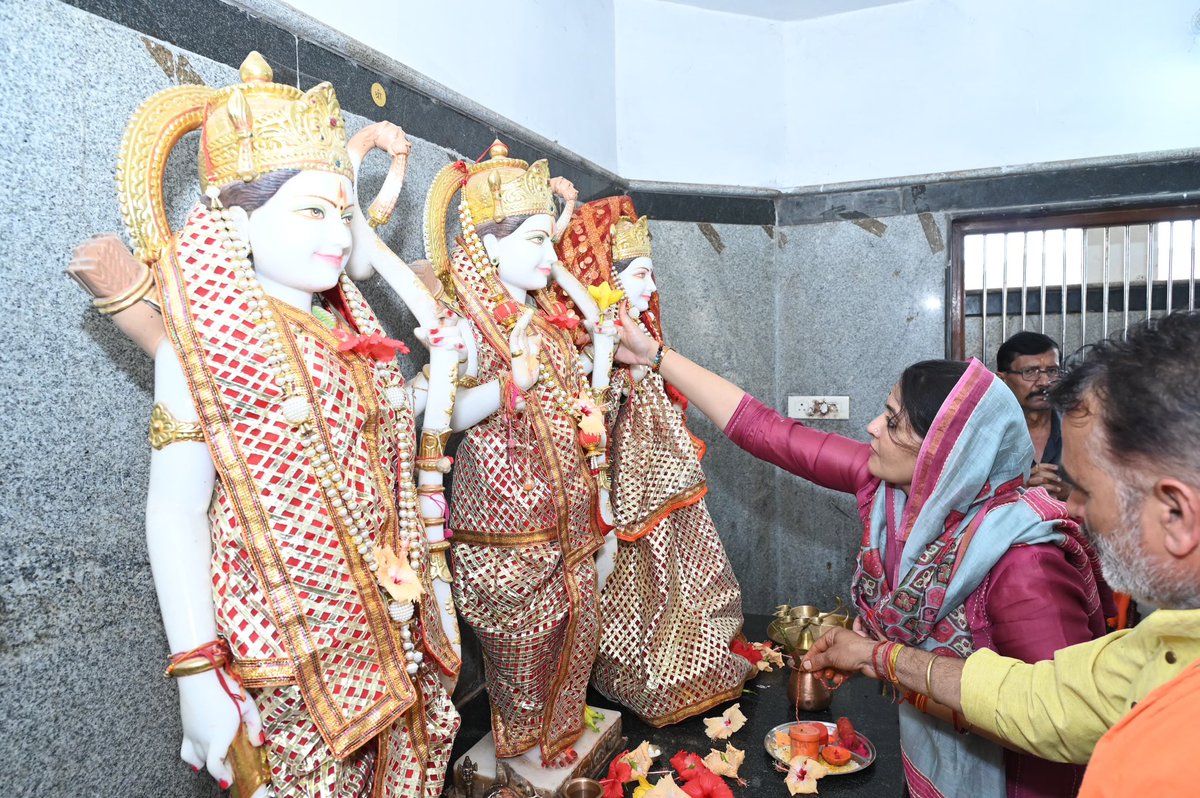 BhawnaBohrabjp's tweet photo. आज ग्राम रामपुर (ठाठापुर) में विराजमान श्री गोसाईं महाराज, भगवान भोलेनाथ, प्रभु श्रीराम और हनुमान जी के दर्शन-पूजन का पुण्य अवसर प्राप्त हुआ।

साथ ही लोकमंगल की कामना कर माँ नर्मदा मंदिर, अमरकंटक से भोरमदेव महादेव मंदिर तक 151 किलोमीटर की कांवड़ पदयात्रा के संकल्प की सफ��ता हेतु प्रभु से प्रार्थना की।
 
ईश्वर की कृपा और जन-जन के आशीर्वाद से यह यात्रा सफल हो, यही कामना है।
