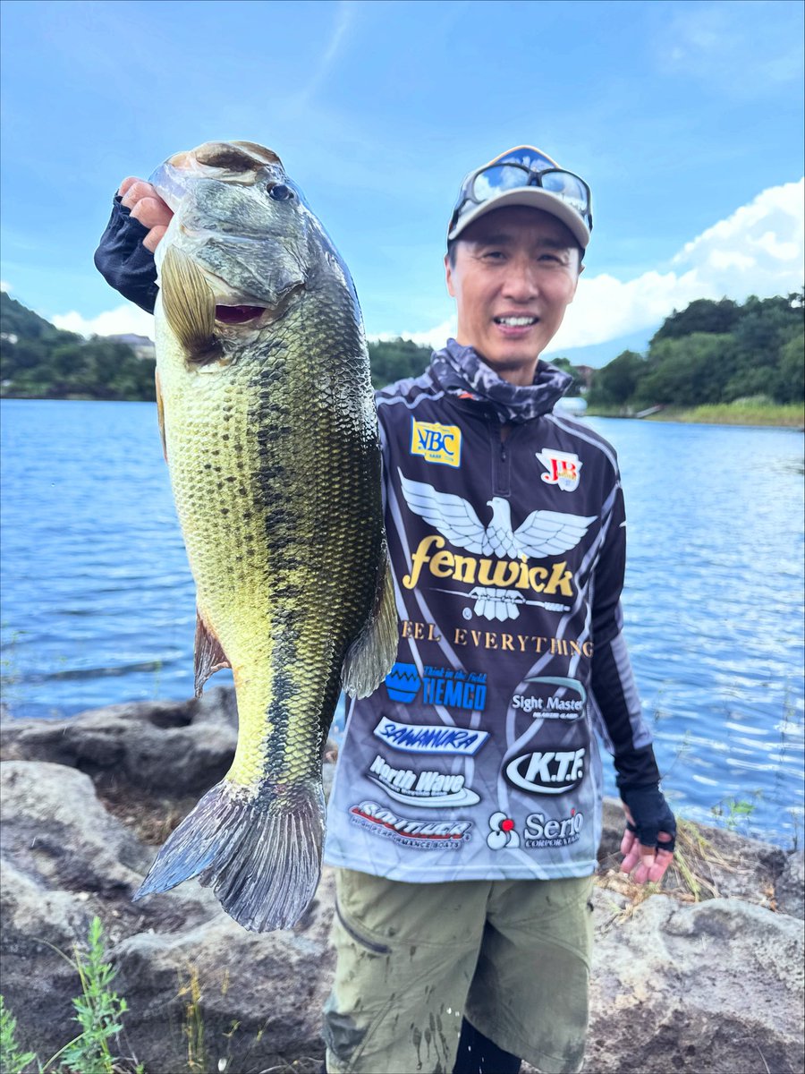 kenjiro_maeda's tweet photo. JBマスターズ第3戦 シマノCUP 🎣
河口湖🗻初日❗️1匹でしたが😅
サイズにも恵まれ2306g✨10位🐟
明日は全力で上位🏆を狙っていきますよ💪🔥😲
#TIEMCO
#fenwick
#SightMaster
#Foxfire
#河口湖
@tiemcobassfishing
@foxfire_jp
@y.kitakata_northwave
@karil_ktf
@yukihiro_sawamura
@southerboats https://t.co/PN1Lwclvps